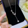 Colar Borboleta com Franjas Totalmente Cravejado Super Delicado Estilo Fada para Mulheres, Corrente de Suéter com Design de Nicho, Corrente Elegante para Clavícula Estilosa e Versátil