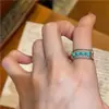 Anillo de Flor de Rosa Dorada Usada Envejecida Tridimensional Perla Retro Sensación de Alta Gama Lujo Ligero Moda de Nicho Joyería Individual Hecha a Mano