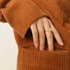 Anillo pequeño de la suerte de un solo lado estilo chino diseño minimalista acero de titanio oro real de 18K anillo de cola anillo de comida pulsera A182