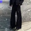 Directo del fabricante: Pantalones negros de estilo americano con pernera curva para hombre, que cuentan con un detalle de cadena metálica de alta resistencia, un diseño único y un estilo versátil de pernera ancha.