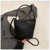 Bolsa Pequena Popular de Verão para Mulheres 2025 Novo Estilo Exquisite Versátil de Mão Transversal Fashionável Super Quente Bolsa Saco