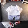 2024 Novo Estilo de Verão Terno Lindo de Manga Curta com Gola Redonda para Meninos Conjunto de Duas Peças com Shorts Jeans para Bebê Dropshipping