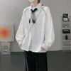 Camisa branca fluida, jovem e estilosa para homens, perfeita para um look casual e moderno, disponível em tamanhos grandes, com um design clean e uma echarpe combinando