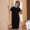 Yun Yun 2025 Novo Vestido de Verão Feminino Decote V Solto Roupa de Trabalho Design Simples de Deslocamento Vestido Justo