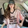 Camiseta Holgada de Estilo Deportivo con Cuello en V Estampado de Letras para Mujer Mangas Raglán Rayadas Únicas Empalme Largo Medio Top Versátil de Moda