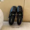 Primer encuentro: Colección Otoño/Invierno Nueva - Zapatos Planos tipo Bailarina Cuadrados Negros con Camelia, Detalle de Remaches y Tacón Oculto