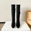 Em estoque~ Botas de cano médio com salto embutido de uso duplo para mulheres, novo estilo coreano 2026 bico fino com fivela e tira, botas western plissadas