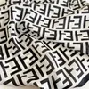 Bufanda nueva para mujer, primavera y verano, decorativa, con letras de moda, cuadrada pequeña, 70 cm, de celebridades de Internet.