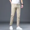 Jeans cortos de alta gama para hombre en color caqui fino de verano para Hong Kong, corte ajustado, para personas menudas, pantalones casuales, lujo ligero