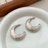 Aretes de media luna de metal cepillado en forma de C para mujer, diseño de nicho de lujo ligero francés, aretes de botón con pasador de plata de alta gama a la moda