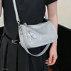 Bolsa de mão feminina nova diagonal da moda de um ombro bolsa de mão coreana luxo leve simples transversal atmosférica 2026 outono grande capacidade axila dia