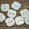 Botones Cuadrados Pequeños Florales de Concha Pura Natural para Vestidos, Costura, Ropa de Muñecas, Scrunchies y Decoración de Diarios DIY