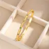 Pulsera con cierre de trébol de cuatro hojas incrustado de circonita en cobre para mujer, pulsera fina de anillo vintage exquisita con microincrustaciones de trébol de la suerte, muñeca de celebridad de internet de lujo ligero
