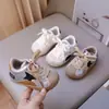 Zapatos para caminar de bebé niños punta cerrada anti-pateadura y raspado estilo primavera y otoño zapatos para niños puntera de concha simple zapatos de plataforma para bebés niños estrella de cinco puntas