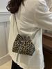 Bolso pequeño con estampado de leopardo, popular en Internet, 2024. Nuevo bolso para mujer, diseño de nicho, bandolera con cadena, mini bolso tipo cubo con cordón.