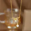 Pendente de Clavícula Clássico V Grande Banhado a Ouro 18K Real em Aço Titânio, Venda Quente Internacional Transfronteiriça, Tema de Moda Personalizado, Microincrustado com Zircônia Cúbica