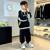 Conjunto de Roupa Masculina para Primavera Crianças Gola Lapela 2026 Novo Estilo Crianças de Meia-Idade e Mais Velhas Estilo de Rua Outono Travesso Bonito Moletom Fashionável Conjunto de Duas Peças