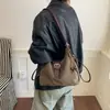Bolsa de axila retrô de camurça de nicho para mulheres, novo estilo 2026, bolsa de ombro casual e versátil, bolsa transversal para o dia a dia