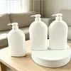Botella plana de 28 dientes y 250 ml, venta directa de fábrica, color blanco PET, con hombros redondos y rayas, para loción, embalaje diario, gel de ducha, cuidado de la piel.