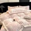 Juego de Ropa de Cama Gruesa Tallada de Leche Polar Clase A Invierno Sábanas de Coral Polar Fundas de Edredón Juego de Tres Piezas para Dormitorio de Princesa