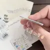 Estilo Ins Lindo y Sanador Gatito Pintado a Mano Texto de Bendición Colgante Llavero Acrílico Accesorio para Mochila de Estudiante