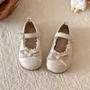 Zapatos de princesa para niños, nueva colección primavera/otoño 2026, zapatos de cuero blanco, estilo Mary Jane, zapatos de suela blanda para niñas pequeñas, zapatos de un solo color