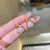 Brincos de Pérola com Temperamento para Mulheres, Luxo Leve, Brincos de Design de Nicho de Alta Qualidade, Brincos Franceses Únicos Novos, Modernos e Simples