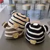 Gorro de Punto Coreano para Niños y Niñas Otoño e Invierno Oso Rayado de Lana con Borde Rizado Piel de Melón Gorro Cálido