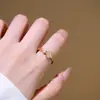 Anel Popular Europeu e Americano de Cobre com Zircônia Incrustada de Trevo de Quatro Folhas para Mulheres, Luxo Acessível, Alta Qualidade, Aberto, Ajustável, Anel de Flor de Nicho