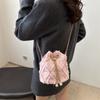 Bolsa Saco Design de Nicho Primavera/Verão 2026 Nova com Cordão e Franjas Bolsa Feminina Bolsa Transversal Moda Simples Bolsa de Ombro