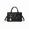 Bolso de mano versátil estilo Chanel de charol, nuevo para otoño 2026, de alta gama, pequeño cuadrado para llevar al hombro o cruzado