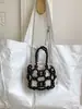 Nova bolsa de verão tecida à mão com pérolas vazadas, mini bolsa de mão de nicho, bolsa transversal elegante com corrente de contas