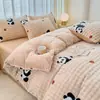 Nuevo juego de cuatro piezas de terciopelo de leche con estampado de conejito, burbujas grandes, para uso en casa, sábana y funda de edredón de estilo de dibujos animados lindos