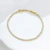 A pulseira simples e totalmente cravejada com pedras artificiais da Xuping é um acessório delicado para o dia a dia, fácil de combinar, apresentando um estilo europeu e americano com cravações de zircônia e fecho