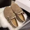 Sapatos populares estilo Birkenstock de sola grossa, que aumentam a altura, totalmente fechados, para mulheres, nova coleção de outono, adequados para usar com vestidos, com detalhes em renda e projetados para uso casual