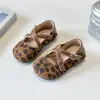 Zapatos de cuero de suela blanda para bebé niña, zapatos Mary Jane con estampado de leopardo para niño pequeño, elegantes zapatos de princesa, bailarinas