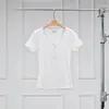 Fornecimento de Roupas Femininas Warren Hailong Nanyou para Cidades Europeias e Americanas: Estilo Simples e Intelectual, Gola Henley Redonda Grande, Camiseta de Algodão de Manga Curta Slim Fit