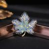 Nova Broche de Luxo para Mulheres com Diamantes Coloridos, Broche Folha de Bordo Totalmente Cravejado, Acessório Feminino de Alto Padrão, Broche de Lapela para Terno de Nicho Venda por Atacado