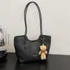 A bolsa tote retrô popular deste ano para mulheres, novo estilo de verão 2026, bolsa de ombro color block, bolsa de axila para o dia a dia