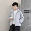 Jaqueta de Inverno com Penas para Meninos 2026 Novo Estilo Quente de Inverno Gola Alta Leve Roupa Externa Crianças Médias e Grandes Casual Roupas Infantis Tendência