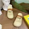 Nuevos zapatos de verano para mujer, cerrados y calados, tipo slip-on, ligeros y súper estilosos, zuecos antideslizantes ultra populares para mujer