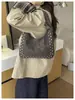 Bolso tote de remaches estilo coreano para mujer, nuevo diseño de moda de nicho otoño 2026, bolso de hombro cruzado mate