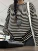 Camiseta Retrô Listrada de Ombro Direito de Manga Longa Coreana para Mulheres na Primavera, Outono e Inverno, Top Estilo Preguiçoso Oversize