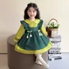 Conjunto de Vestido para Bebê Menina Primavera e Outono 2025 Novo Estilo Infantil Saia de Suspensório Moda Feminina Saia Duas Peças