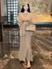 Deslumbrante traje estilo coreano: conjunto completo de tricô de duas peças com top de manga morcego branco e saia na cor camelo