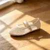 Sapatos Mary Jane vazados em malha com formato de diamante para mulheres, ajustáveis com tiras de rebite, planos e respiráveis, adequados para passeios de primavera e verão, versáteis com um corte baixo