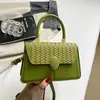 Otoño 2026 Nuevo de Moda Estética Simple Personalidad Versátil Retro Moda Bolso Cruzado de un Solo Hombro de Mano Pequeño Cuadrado para Mujer