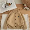 Suéter cárdigan de nuevo estilo para primavera y otoño para niños y niñas, suéter infantil con parche de oso lindo en el pecho, chaqueta suéter elegante y versátil