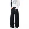 Calça jeans masculina azul escuro de perna larga com costura aparente, cintura alta, modelagem solta, com caimento, comprimento até o chão, lavagem vintage