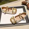 Zapatos Pequeños de Piel para Niñas 2026 Otoño Nuevo Estilo Moda Infantil Mocasines de Suela Suave Zapatos Individuales de Perla Estilo Coreano de Princesa para Niñas